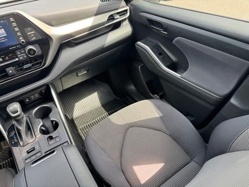 Used 2022 Toyota Highlander LE AWD/4WD image 16