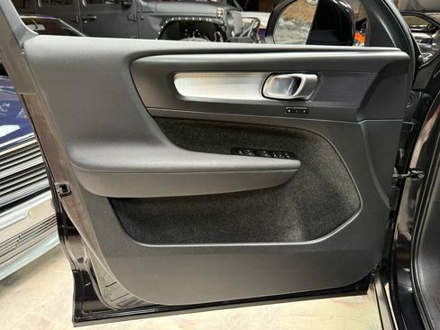 Used 2022 Volvo XC40 T4 Momentum FWD image 28
