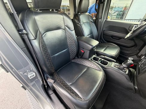 Used 2023 Jeep Wrangler Unlimited Sahara AWD/4WD image 12