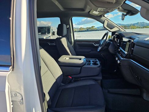 Used 2025 GMC Sierra 1500 SLE w/ Preferred Package image 10