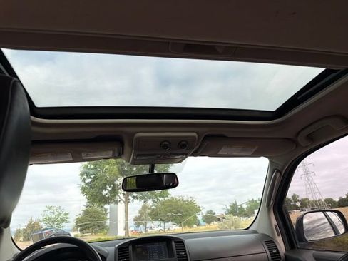 Used 2012 Nissan Pathfinder LE AWD/4WD image 32