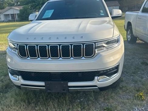 Used 2022 Jeep Wagoneer Series III w/ Premium Group I AWD/4WD image 2