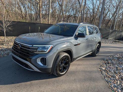 Used 2025 Volkswagen Atlas Peak Edition SE image 1