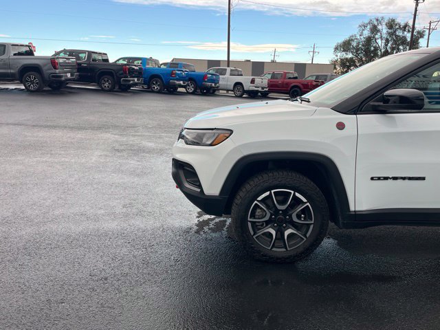 Used 2025 Jeep Compass Trailhawk AWD/4WD image 4