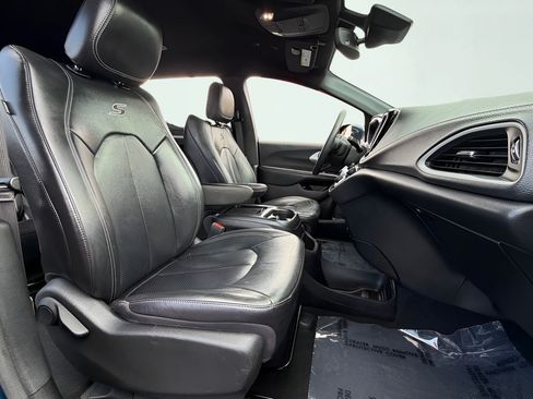 Used 2022 Chrysler Pacifica Touring-L w/ S Appearance Package FWD image 32