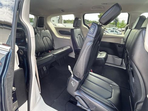 Used 2023 Chrysler Pacifica Touring-L FWD image 25