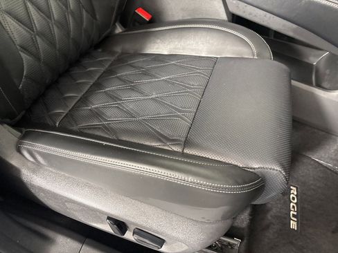 Used 2025 Nissan Rogue Platinum image 32