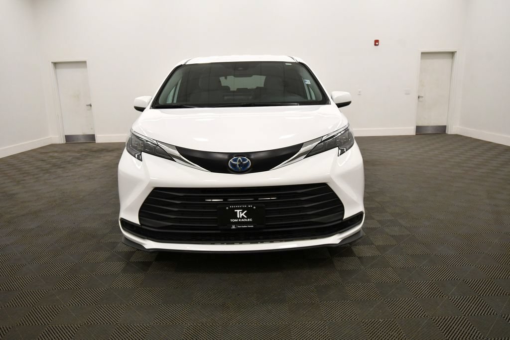 Used 2025 Toyota Sienna LE AWD/4WD image 11