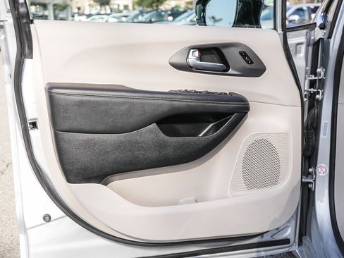 Used 2024 Chrysler Pacifica Touring-L image 22