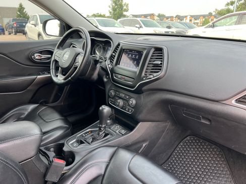 Used 2019 Jeep Cherokee Latitude Plus w/ Comfort/Convenience Group AWD/4WD image 16