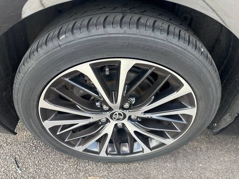 Used 2020 Toyota Camry SE w/ Moonroof Package AWD/4WD image 8