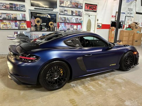 Used 2025 Porsche 718 Cayman GT4 RS RWD image 11