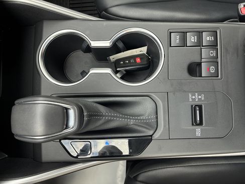 Used 2023 Toyota Highlander XLE AWD/4WD image 49