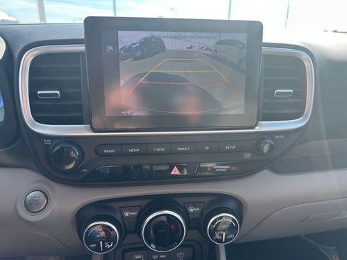 Used 2025 Hyundai Venue SEL image 22