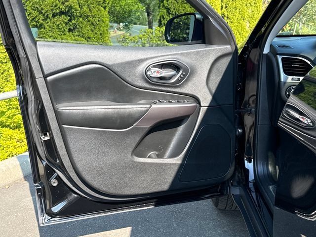 Used 2019 Jeep Cherokee Limited w/ Luxury Group AWD/4WD image 17