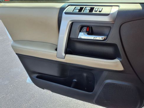 Used 2018 Toyota 4Runner SR5 AWD/4WD image 19