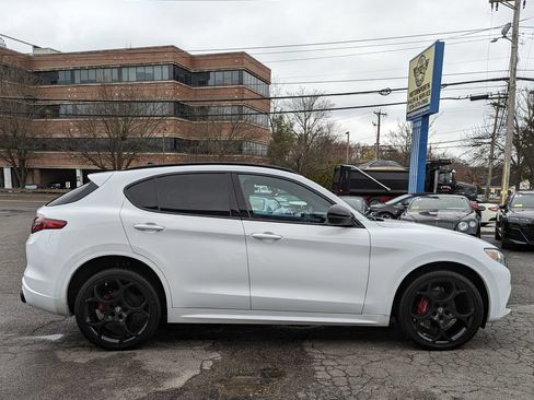 Used 2022 Alfa Romeo Stelvio Veloce AWD/4WD image 6
