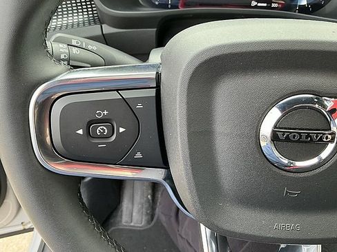 Certified 2025 Volvo XC40 B5 Plus image 28