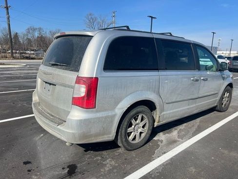 Used 2011 Chrysler Town & Country Touring FWD image 4