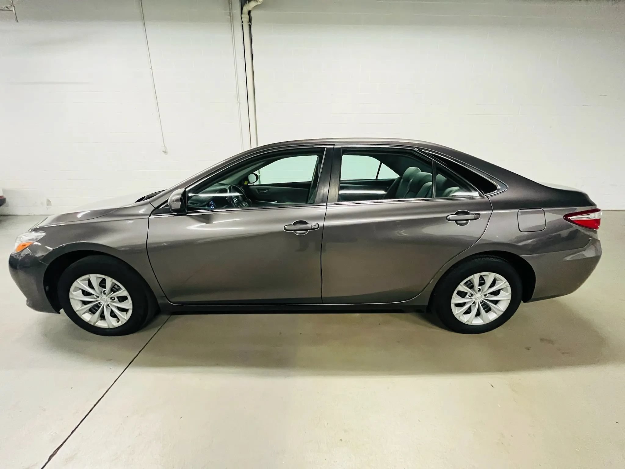 Used 2017 Toyota Camry LE FWD image 5