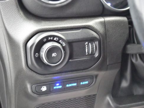 Used 2023 Jeep Wrangler Unlimited Sahara w/ Cold Weather Group AWD/4WD image 13