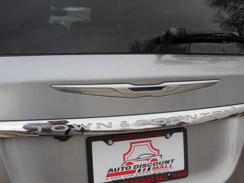 Used 2016 Chrysler Town & Country Touring-L w/ Driver Convenience Group FWD image 46