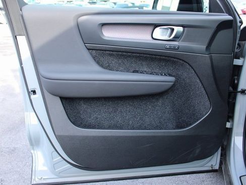 Used 2025 Volvo XC40 B5 Plus image 10