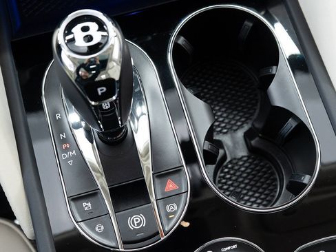 Used 2024 Bentley Bentayga V8 image 35