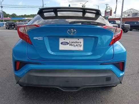 Used 2019 Toyota C-HR XLE FWD image 4