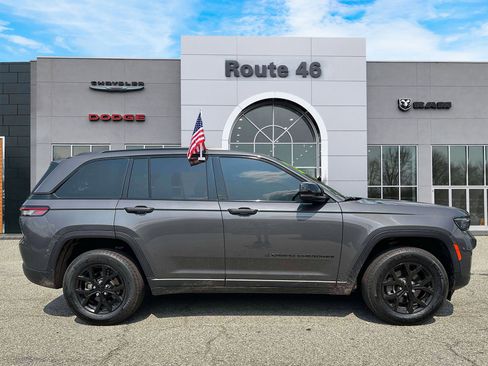 Used 2024 Jeep Grand Cherokee Altitude AWD/4WD image 6