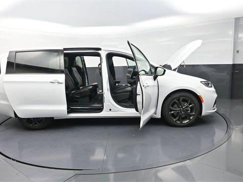 New 2026 Chrysler Pacifica Select image 32