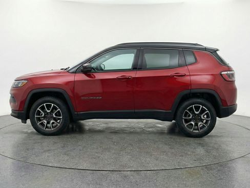 Used 2025 Jeep Compass Trailhawk image 5