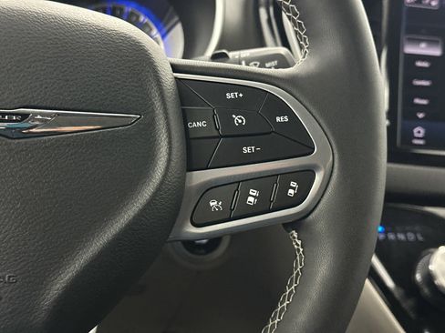 Used 2024 Chrysler Pacifica Touring-L image 24