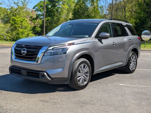 Used 2024 Nissan Pathfinder SV image 5