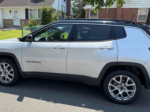 Used 2025 Jeep Compass Limited AWD/4WD image 9