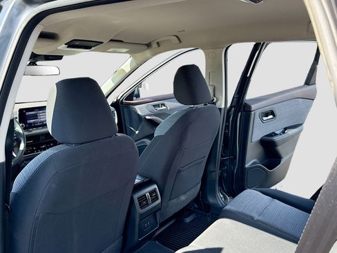 Used 2023 Nissan Rogue SV image 6