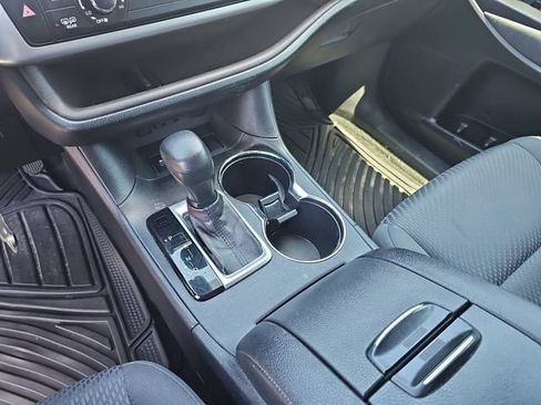 Used 2019 Toyota Highlander LE FWD image 20