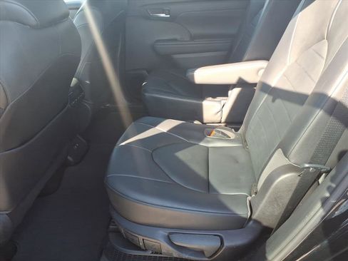 Used 2021 Toyota Highlander XLE image 12
