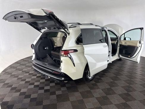 Used 2021 Toyota Sienna Platinum AWD/4WD image 16