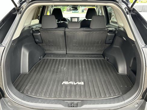 Used 2021 Toyota RAV4 LE AWD/4WD image 20