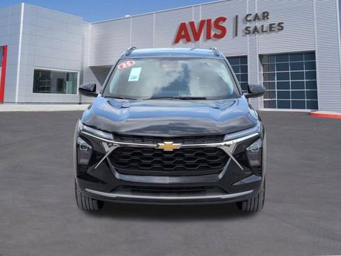 Used 2025 Chevrolet Trax LT w/ LT Convenience Package FWD image 2