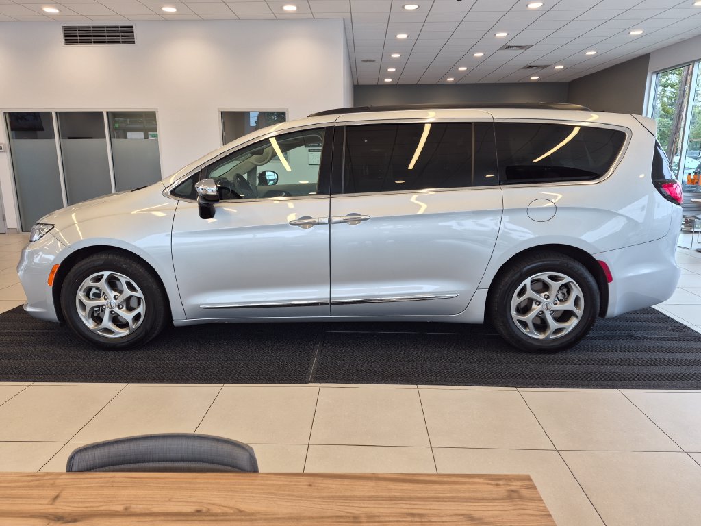 Used 2023 Chrysler Pacifica Limited FWD image 11