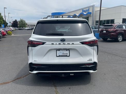 Used 2023 Toyota Sienna XSE w/ XSE Plus Package AWD/4WD image 4