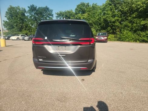 Used 2022 Chrysler Pacifica Touring-L FWD image 11