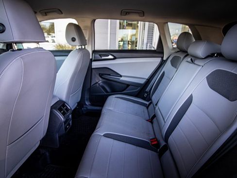 Certified 2022 Volkswagen Taos SE image 42