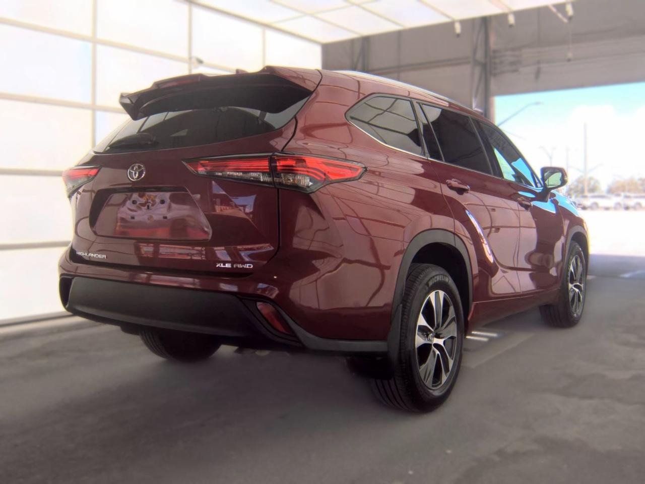 Used 2021 Toyota Highlander XLE AWD/4WD image 6