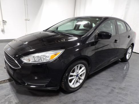 Used 2018 Ford Focus SE FWD image 3