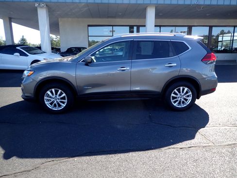 Used 2017 Nissan Rogue SV image 2