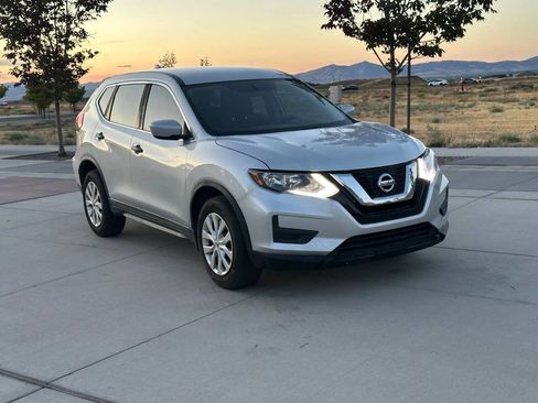 Used 2018 Nissan Rogue S image 3