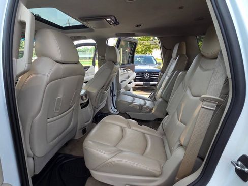 Used 2017 Cadillac Escalade Luxury AWD/4WD image 39